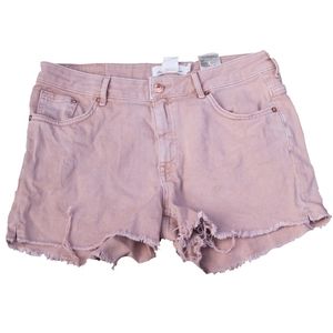 MID-RISE DISTRESSED DENIM SHORTS.